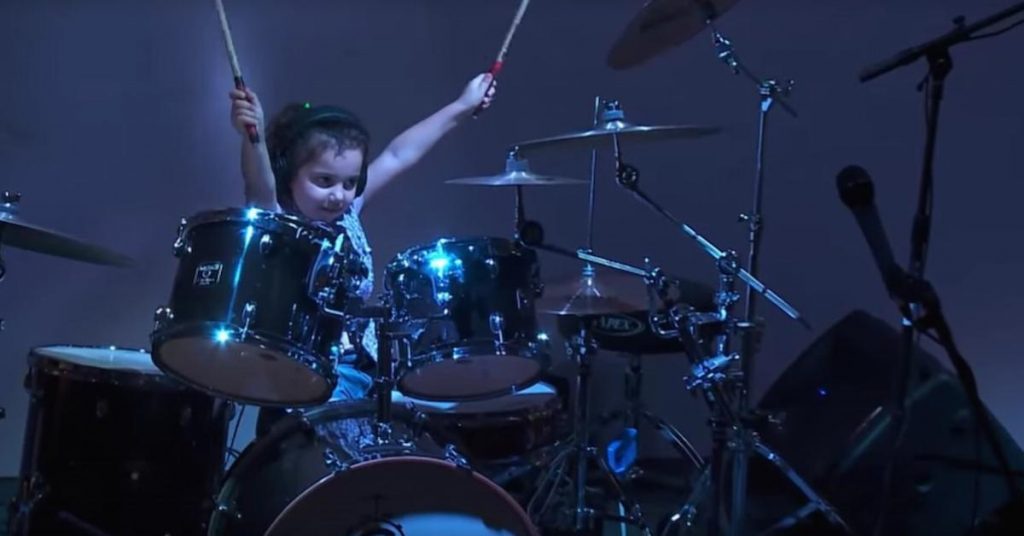 Une enfant de 5 ans s’installe à la batterie, quand la chanson commence… c’est indescriptible !