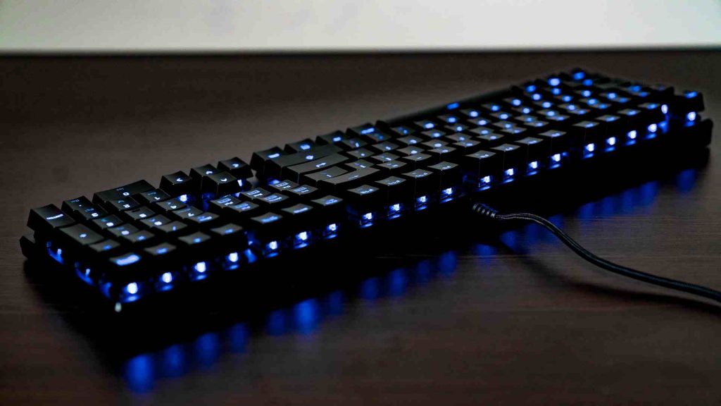 ROCCAT Suora : Un clavier mécanique pour les gamers à moins de 100 euros
