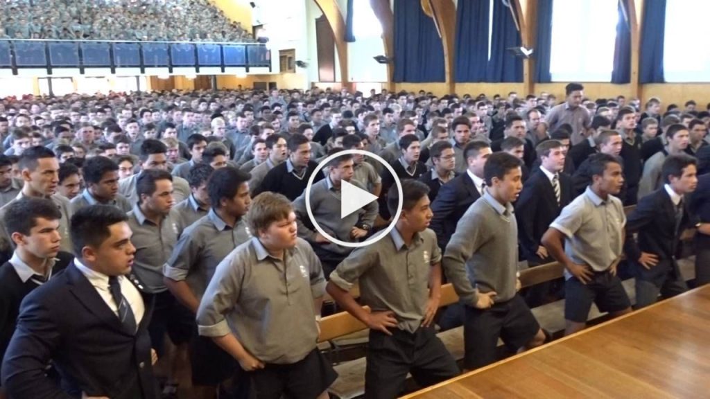 Des élèves font un superbe Haka pour le départ à la retraite de leur prof