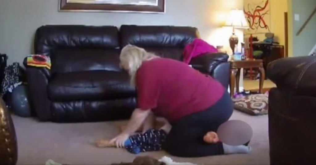 Cette maman cache une caméra chez elle pour voir ce que fait la babysitter avec son fils. Ce qu’elle découvre la traumatise profondément.