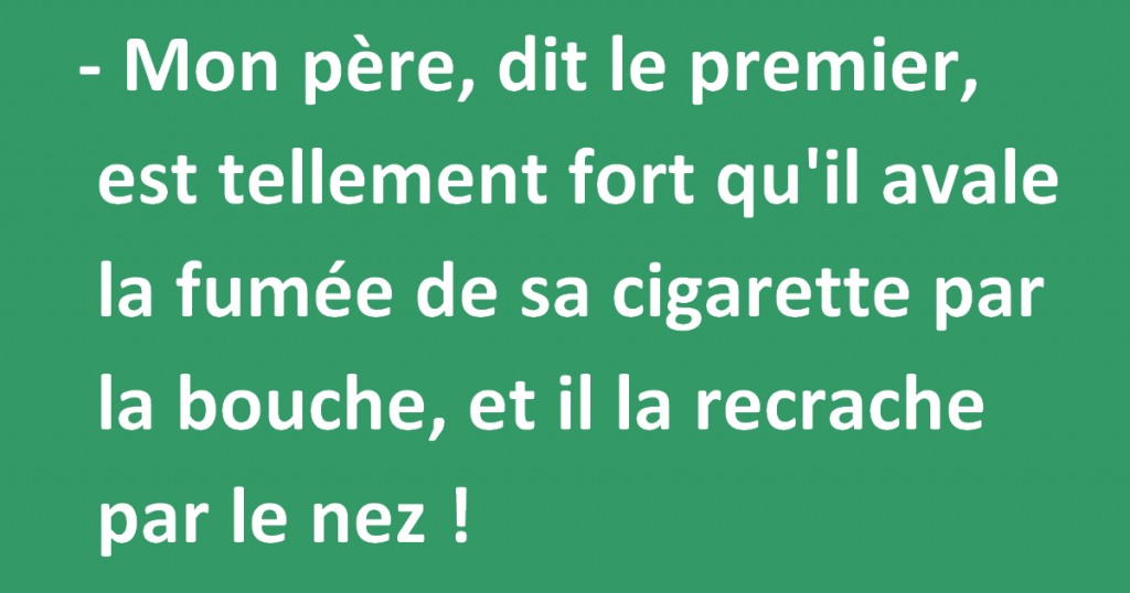 Trois gamins discutent dans la cour de récréation.