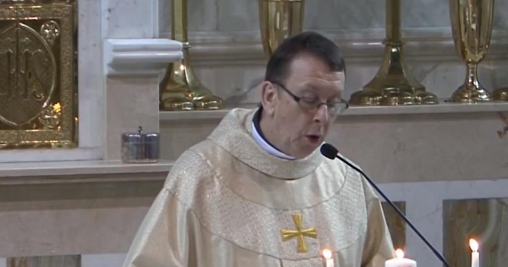 Un prêtre prend le micro dans un mariage et ce qu’il fait après surprend tous les invités! Les mariés sont SOUS LE CHOC!