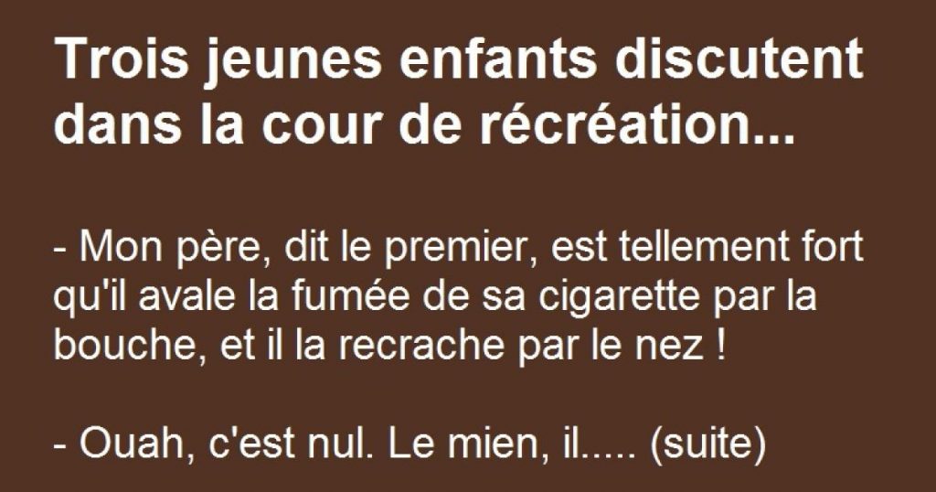 Trois jeunes enfants discutent dans la cour de récréation.
