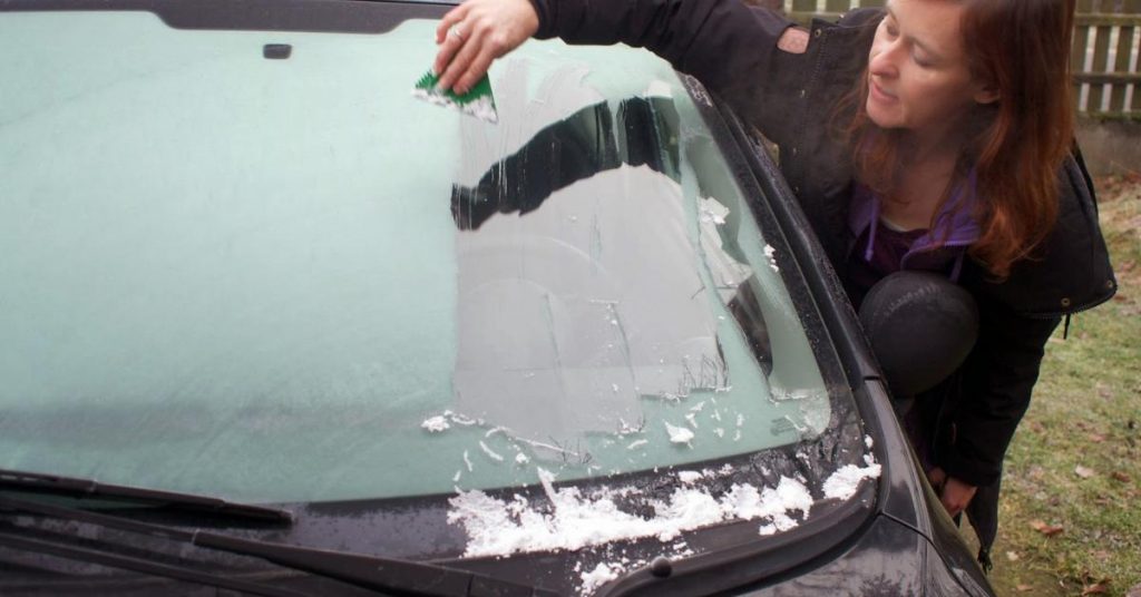 Oubliez votre grattoir à glace! Cette astuce nettoie votre pare-brise en quelques secondes!