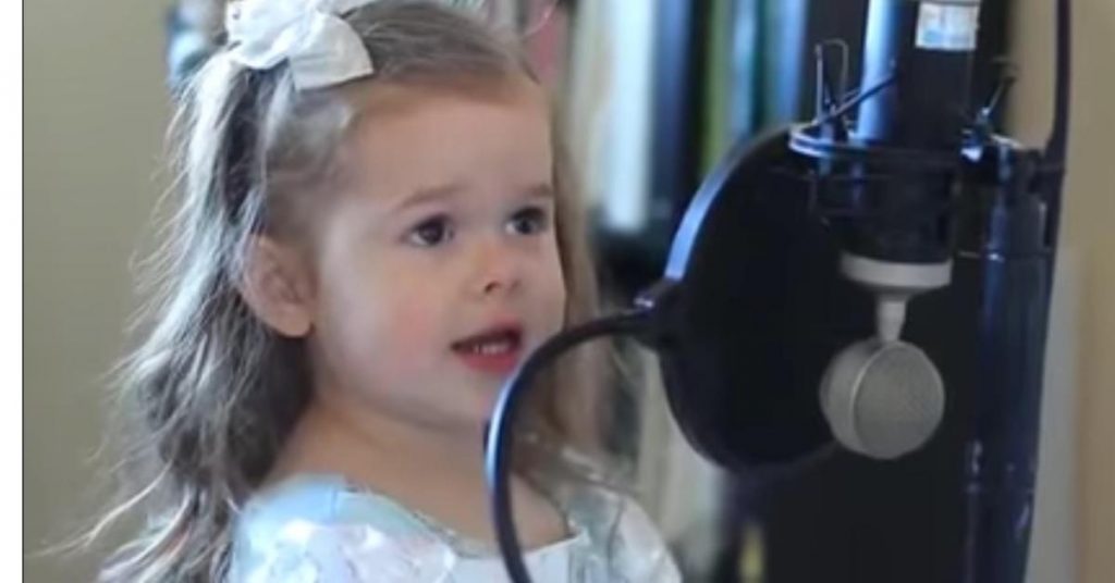 Il demande à sa fille de chanter dans un micro, sa chanson a fait le tour du monde !