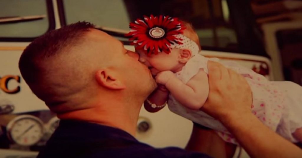 Ce bébé vient au monde avec l’aide d’un pompier. Puis sa mère l’abandonne. Ce que fait le pompier ensuite va vous donner les larmes aux yeux.
