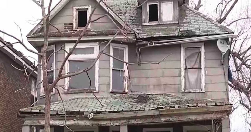 Le voisin voit un petit garçon à la fenêtre d’une maison délabrée, et appelle les policiers. Ceux-ci font une terrible découverte !