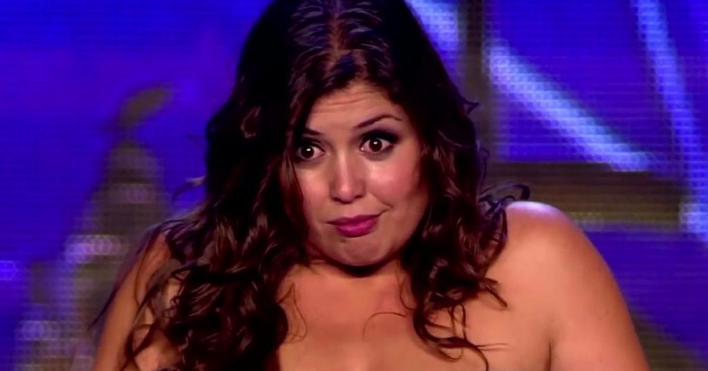 Quand cette femme arrache ses vêtements devant les juges, ils sont sans voix ! Le public est debout !