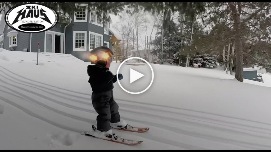 Un petit garçon de 2 ans ski dans la poudreuse pour la première fois! Adorable!