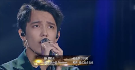 En Chine, il interprète une célèbre chanson française et laisse le public bouche bée.