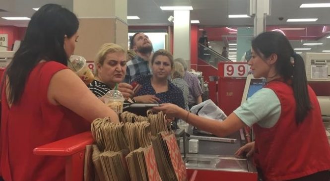 La Cliente Dit Que Cette Caissière Est Un Exemple D’échec. La Réaction Du Patron Est Géniale.
