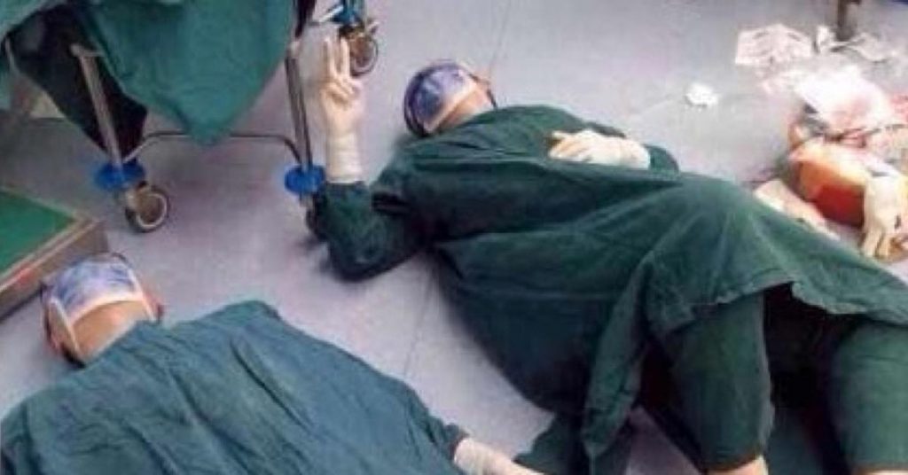 Après 32 heures d’opération, ces 3 chirurgiens s’effondrent subitement par terre. Ce qu’ils ont accompli est une première dans le monde!