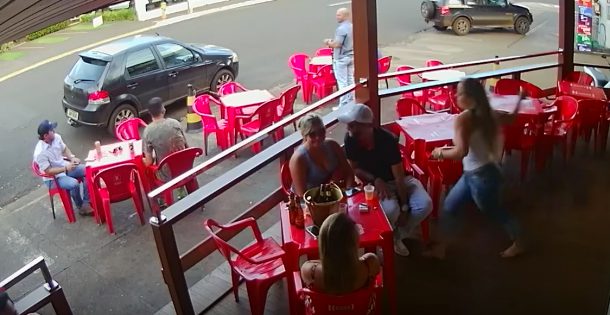 Il boit un verre avec sa maîtresse lorsque sa femme débarque. La baston est inévitable… (vidéo)