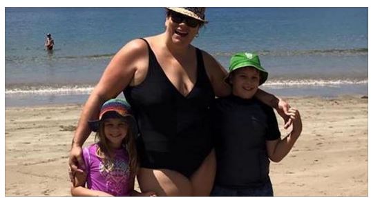 Son mari prend une photo d’eux à la plage, mais regardez attentivement cette image!! C’est beaucoup plus qu’une simple photo de famille!!