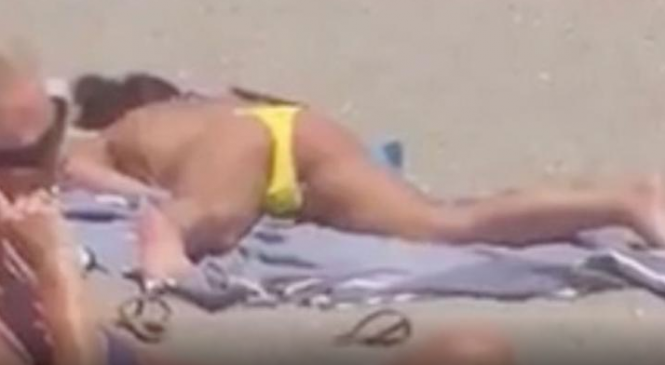 Une femme filmée en flagrant délit sur une plage bondée de gens!