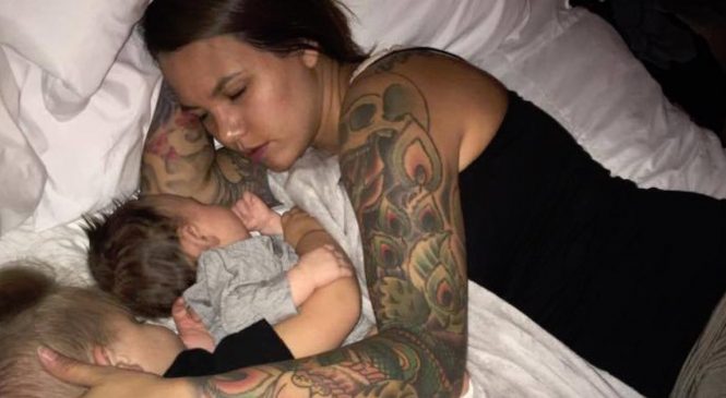 Pendant qu’elle dort, son mari prend cette photo et la partage en ligne. Mais quand il voit les conséquences, il reste sous le choc.