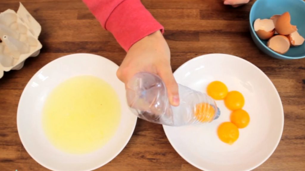 Enfin une technique simple et rapide pour séparer le blanc du jaune des oeufs
