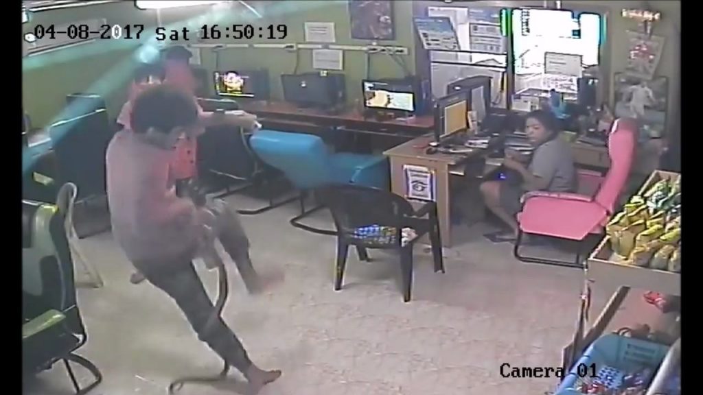 Un homme attaqué par une bête en sortant d’un café. Vous allez être terrifié !