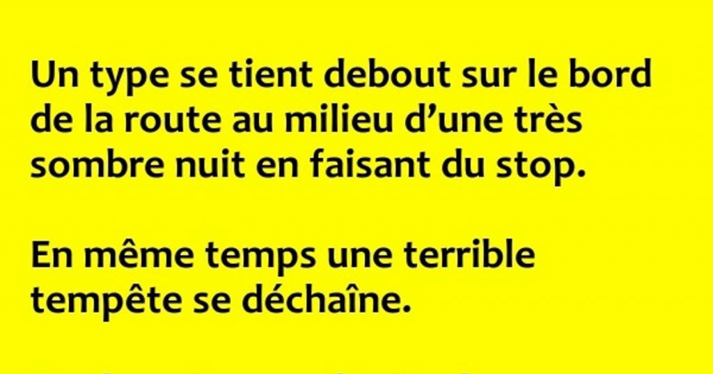 Un type se tient debout sur le bord de la route…