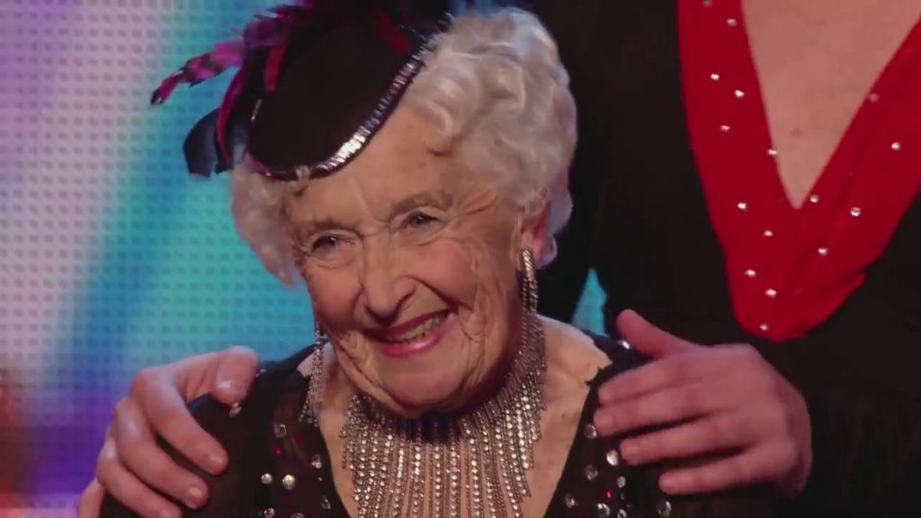 La danse endiablée de cette grand-mère va vous scotcher. Découvrez son incroyable talent !