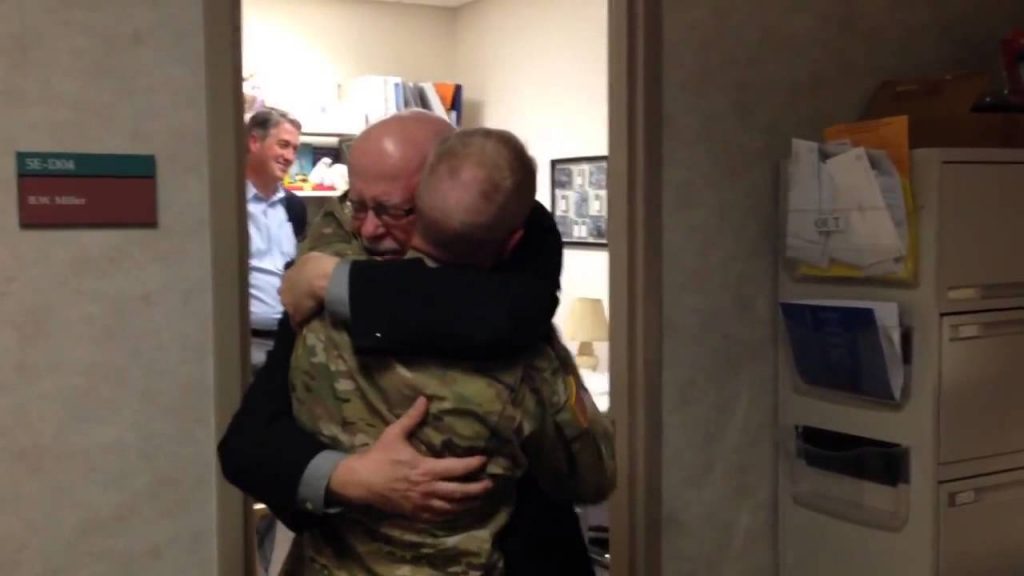 Un soldat de retour d’Afghanistan fait une surprise à son père