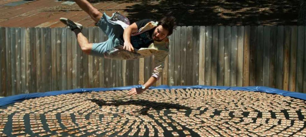 L’horreur : Il saute sur un trampoline avec 1000 pièges à souris
