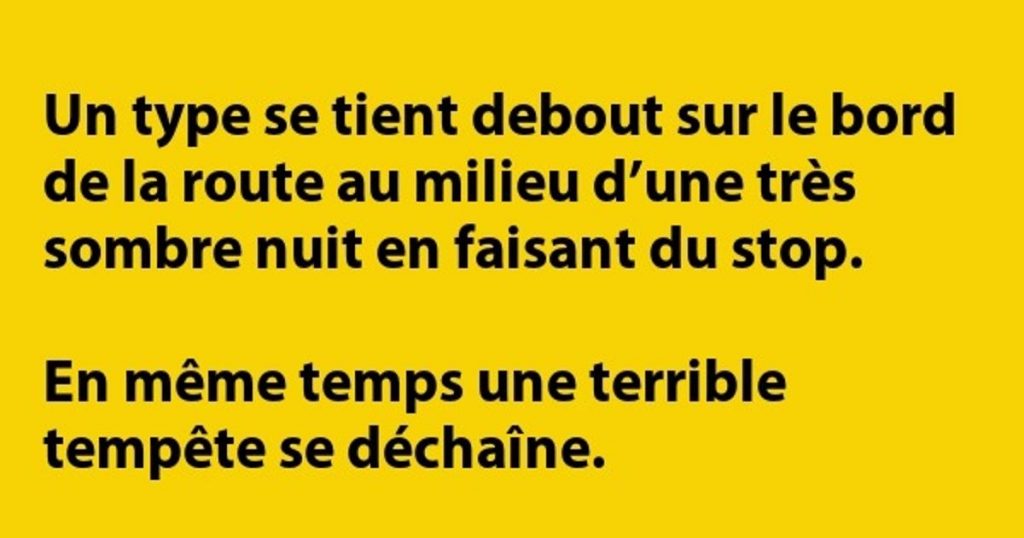 Un type se tient debout sur le bord de la route au milieu…