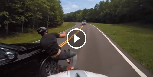 Vidéo : Une voiture fauche volontairement un cycliste