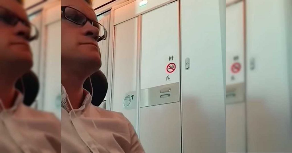 Il surprend un couple qui sort des toilettes d’un avion avec une attitude bizarre
