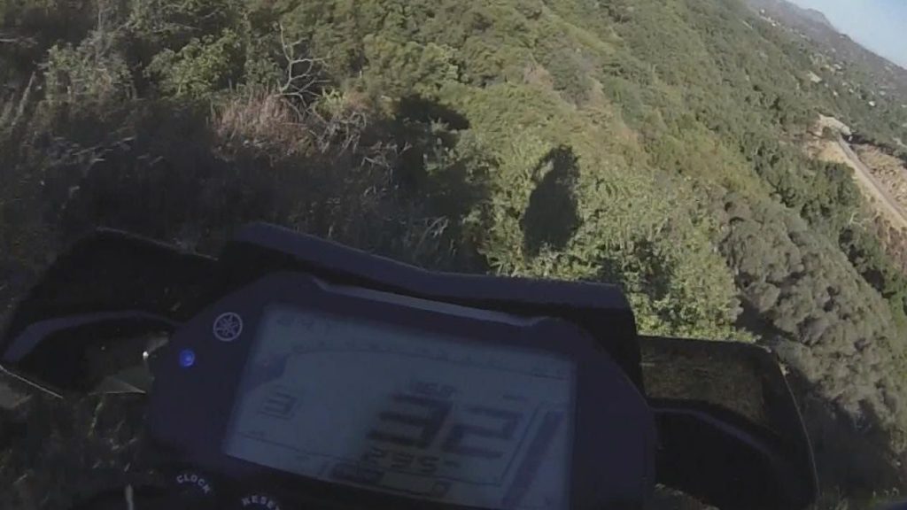 Un motard rate un virage et fait une chute de plus de 80 mètres