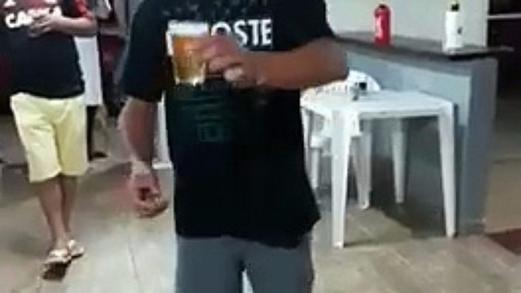 Il fait un salto arrière avec une bière à la main sans la renverser