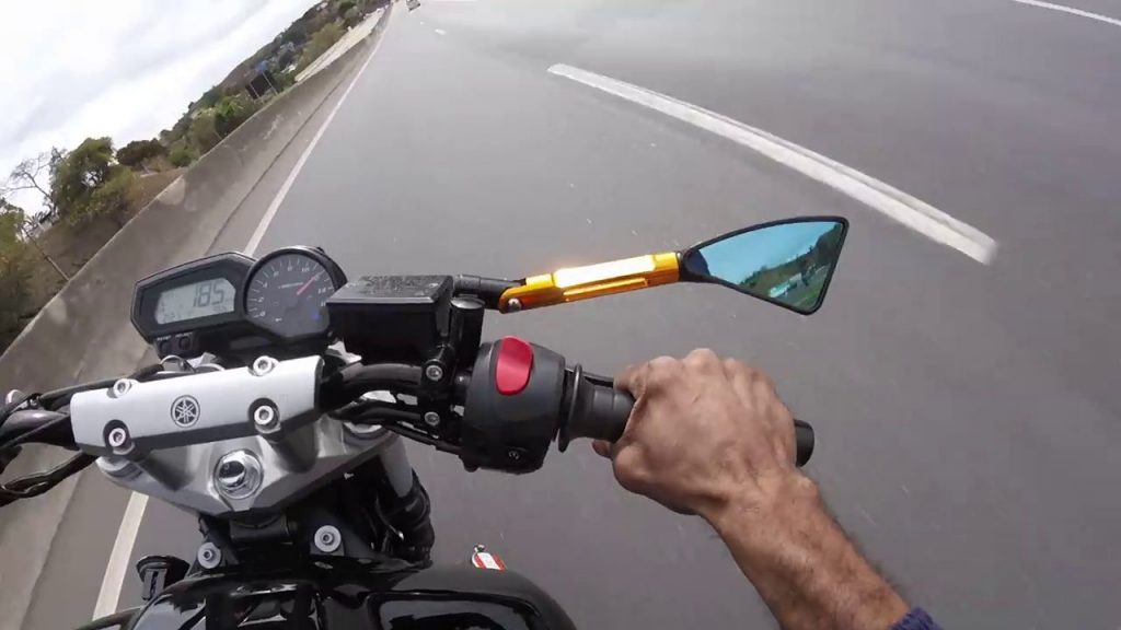 Un motard en short et en tong chute à plus de 180 km/h