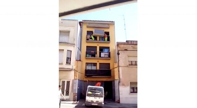 Quand deux déménageurs pas très doués essayent de déplacer un canapé