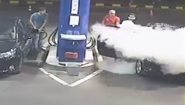 Le gérant d’une station-service se venge d’un gars qui fume près de la pompe