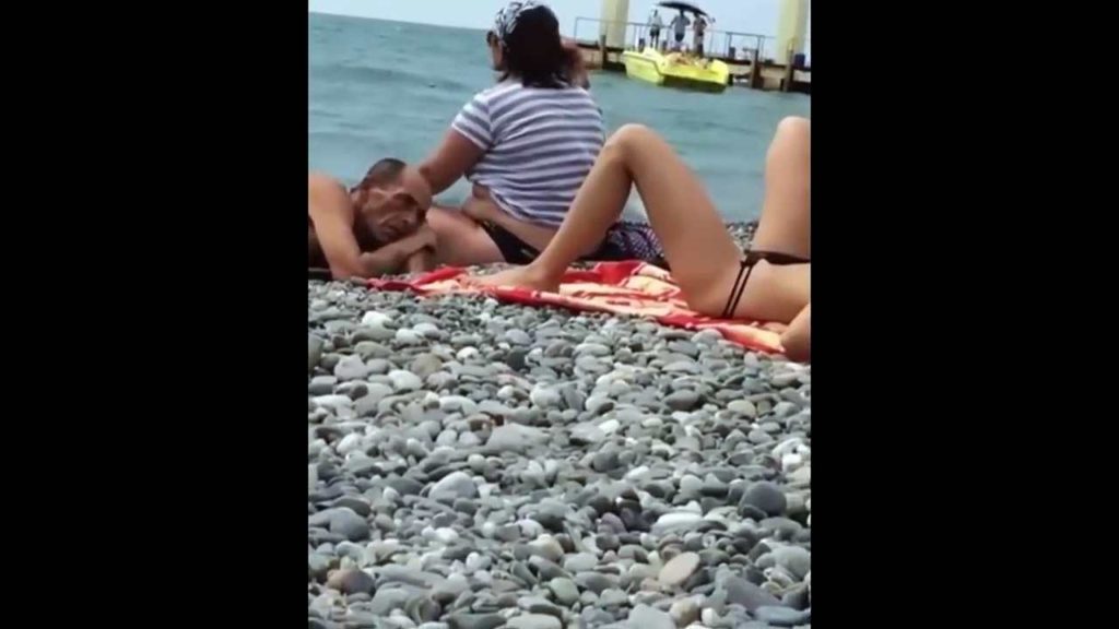 Un vieux pervers mate entre les cuisses d’une jeune fille en bikini